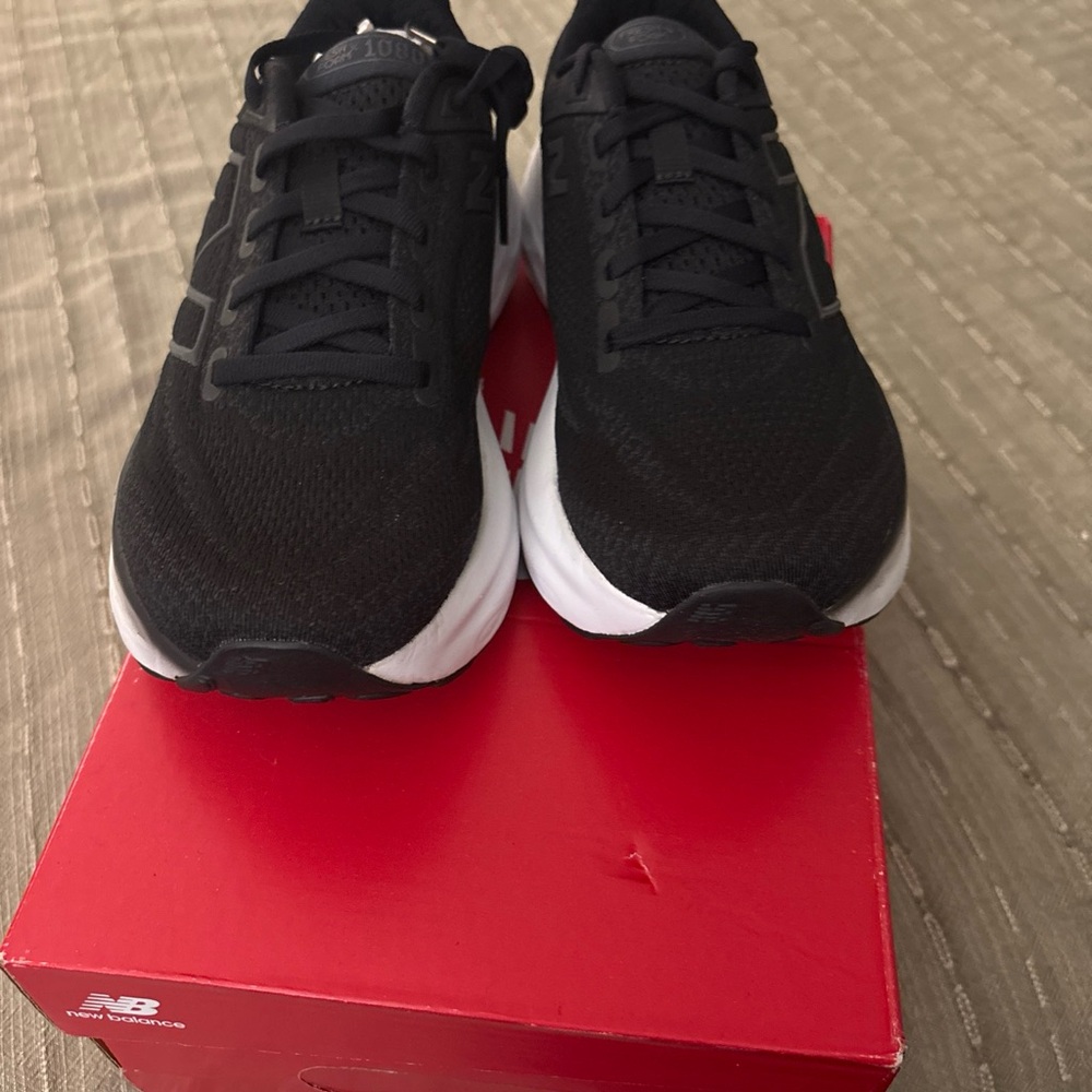 New Balance Black and White Athletic Shoes Sleek Design